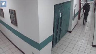 بالفيديو والصور.. موقف محرج لشرطي ضخم بسبب فأر