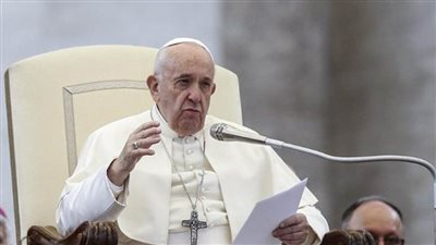 رفضت ترك يده.. سيدة تغضب بابا الفاتيكان في احتفالات رأس السنة | فيديو