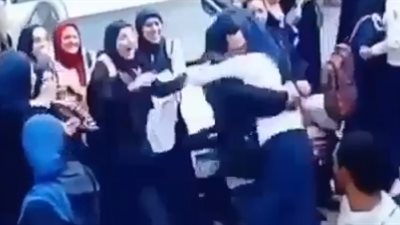 شاب يحتضن حبيبته أمام مدرستها يثير غضب مستخدمي إنستجرام (فيديو)