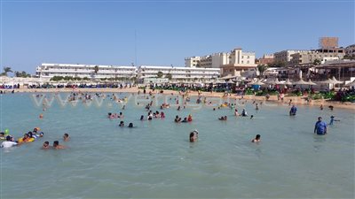 بالفيديو.. إقبال المواطنين على شواطئ الغردقة في ثاني أيام العيد