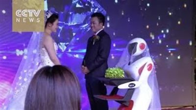 بالفيديو.. روبوتات تساعد عروسين على الزواج