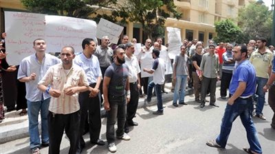 وقفة احتجاجية لموظفي البنك الأهلي احتجاجًا على «الترقيات»