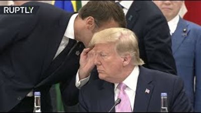 رئيس فرنسا ينحني أمام أذن دونالد ترامب (فيديو)