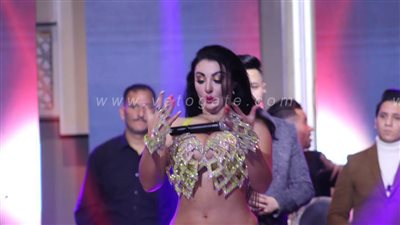 صافيناز تحتفل بعيد ميلاد أحد حضور حفلها | فيديو وصور