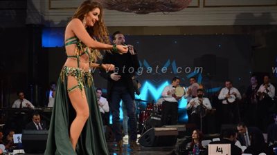 أناستازيا تشعل حفل رأس السنة بفندق جي دبليو بغناء 