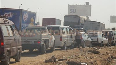 توقف الحركة بطريق «القاهرة - الإسماعيلية» بسبب كسر ماسورة مياه