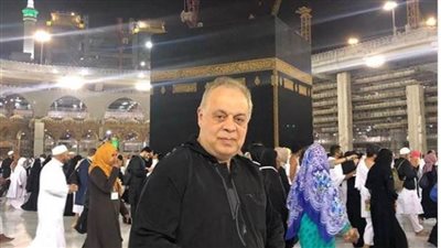 أشرف زكي يحتفل بالعام الجديد من الكعبة المشرفة