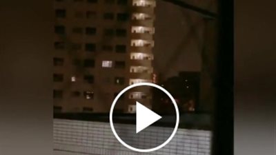 الرياح تتلاعب بكهرباء مبنى في شكل مرعب (فيديو)