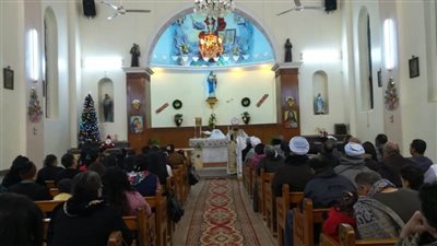 بالجلباب والعمة .. أهالي الطويرات بقنا يحتفلون بقداس ليلية رأس السنة | صور