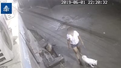 قائد دراجة نارية يتعدى على النساء في الشارع بالحقن (فيديو)