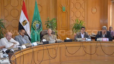 محافظ الإسماعيلية: حلول جذرية لمشكلات ضعف المياه بقرية المحمسة