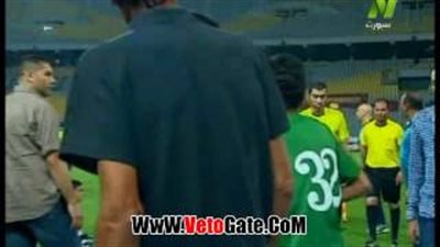 بالفيديو.. طرد أيمن أشرف عقب لقاء سموحة والمصري بسبب تعديه على الحكم