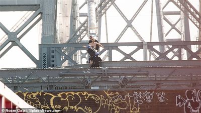 لحظة إنقاذ رجل حاول الانتحار من ارتفاع شاهق (فيديو وصور)