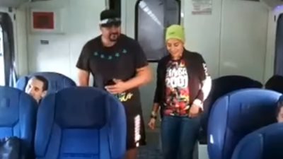 رجل يشارك امرأة رقص الزومبا بقطار الإسكندرية (فيديو)