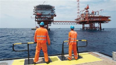 البترول بعد عام من التعويم.. ارتفاع أعباء استيراد الوقود إلى ٤.٨ مليارات جنيه.. مضاعفة مخصصات الدعم.. زيادة تكاليف الإنتاج إلى ٤٥٪.. رفع الاستثمارات بنحو ٣٥٪.. وسداد ٢.٢ مليار دولار للشركاء الأجانب