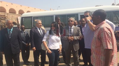 وزيرا السياحة والآثار يبدآن جولتهما في أسوان بمعبد فيلة (صور)