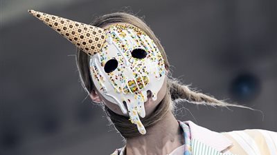 أغرب قبعات عارضات الأزياء بأسبوع الموضة في باريس (فيديو وصور)