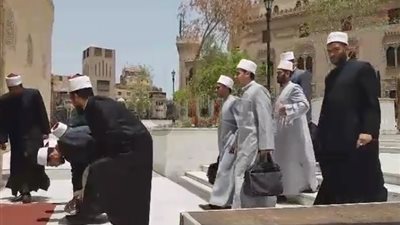 توافد مشايخ الأزهر للمشاركة في جنازة الدكتور معوض إبراهيم (فيديو)