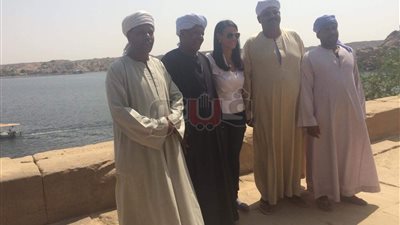 وزيرا السياحة والآثار يلتقطان صورا تذكارية مع حراس معبد فيلة