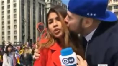 لحظة تعرض مذيعة للتحرش أثناء تغطية فعاليات كأس العالم (فيديو)
