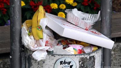 معاقبة فتى ألماني لرميه «علبة البيتزا» في سلة المهملات!