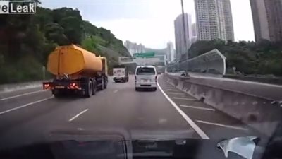 لحظة انقلاب شاحنة مياه على الطريق في هونج كونج (فيديو)