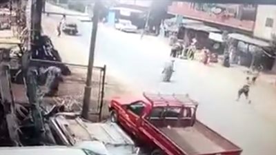 لحظة دهس سيارة مسرعة لرجل يعبر الطريق (فيديو)