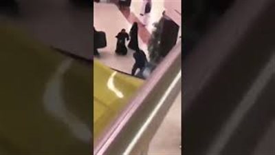 امرأة تحاول الانتحار من الطابق الرابع بمستشفى (فيديو)