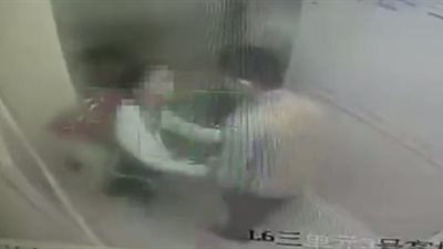 رد فعل فتاة تحرش بها شاب داخل المصعد (فيديو)