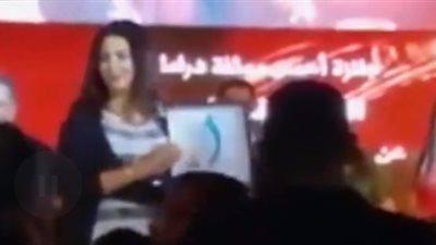 وفاء عامر تهدي جائزة مهرجان همسة للصحفية هند موسى (فيديو)