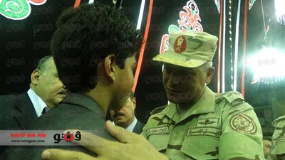 بالصور.. قائد المنطقة الشمالية العسكرية يقدم العزاء لابن العقيد «إلهامي»