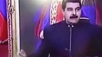 بالفيديو.. رئيس فنزويلا يأكل خلال إلقائه خطابا تليفزيونيا