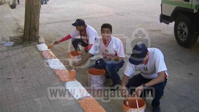 بالصور .. 100 متطوع يجملون ميدان 