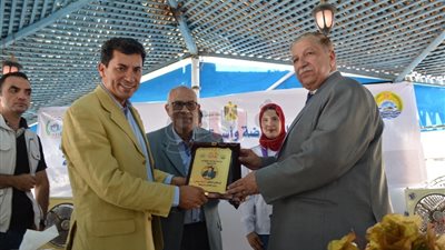 وزير الرياضة يتفقد مركز شباب الشيخ زايد بالإسماعيلية (صور)