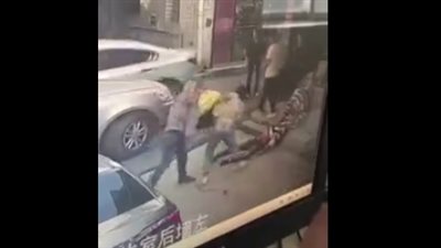 لحظة اعتداء رجل على امرأة «بسكين» (فيديو)