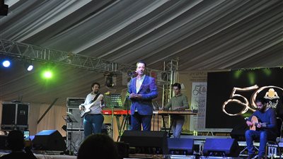 على الهلباوي يبهر رواد معرض الكتاب بـ «قل للمليحة»