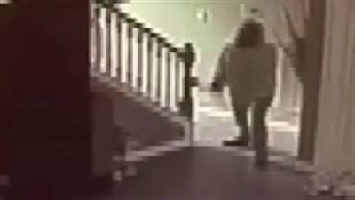 بالفيديو والصور.. موقف غريب لثلاثة مسلحين يقتحمون منزلا