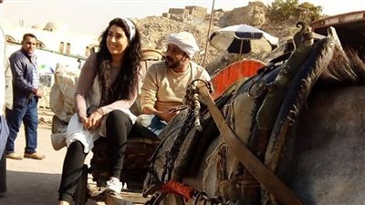 آيتن عامر ومحمد رجب على عربة كارو في كواليس «بيكيا»