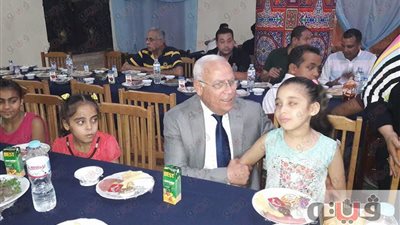 بالصور.. محافظ بورسعيد يشارك أطفال جمعية تحسين الصحة السحور