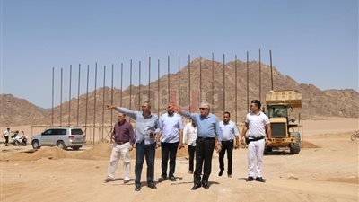 فودة يتفقد مضمار الهجن وقرية التراث بشرم الشيخ (صور)