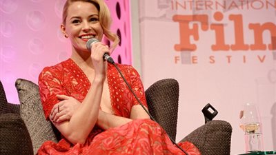 إليزابيث بانكس تكشف عن أمنيتها في التمثيل