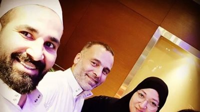 أحمد سعد وسمية الخشاب يتوجهان للسعودية لأداء مناسك العمرة (صورة)