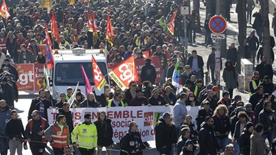 الشرطة الفرنسية تطلق الغاز المسيل للدموع على المتظاهرين (فيديو)