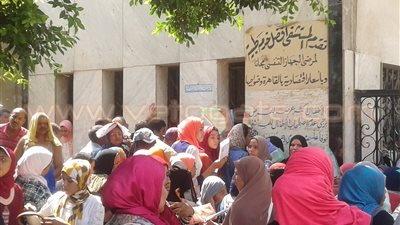 بالفيديو والصور.. «ثورة الطلاب» تشتعل من جديد.. الحاصلون على الشهادة الإعدادية يتظاهرون للالتحاق بمدرسة التمريض.. تأخير الموظفين يشعل الأزمة.. وأولياء الأمور يهددون بالتصعيد الأسبوع المقبل