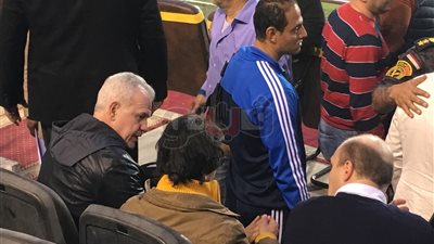 أجيري يتابع مباراة الأهلي وإنبي من المدرجات