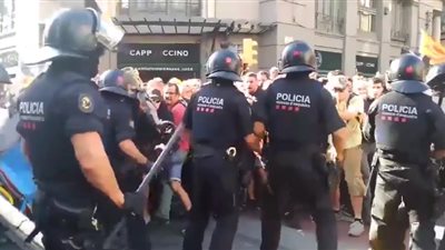 محتجون إسبان يغلقون الطرق السريعة ويوقفون القطارات في برشلونة (فيديو)