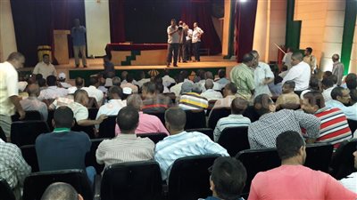 بالصور.. تظاهر معلمي أسوان احتجاجا على عدم صرف رواتبهم