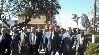 وزير التموين يبحث تطوير شركة السكر في قنا (صور)