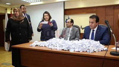 وزير التعليم العالي يقدم 10 عمرات هدية للعاملين بالوزارة