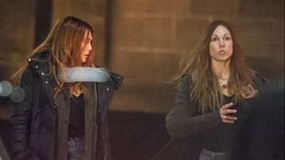 بالصور.. إليزابيث أولسن متألقة أثناء تصوير فيلم Avengers في أسكتلندا